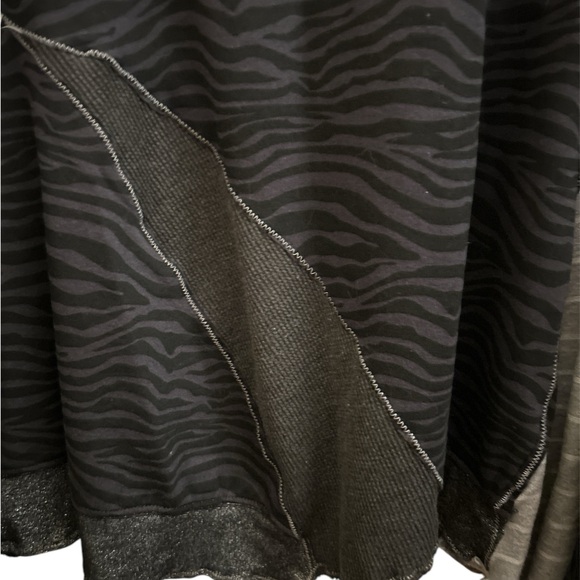 Mona Beautiful cool shirt. Two pockets with different types of fabric. - Picture 4 of 7